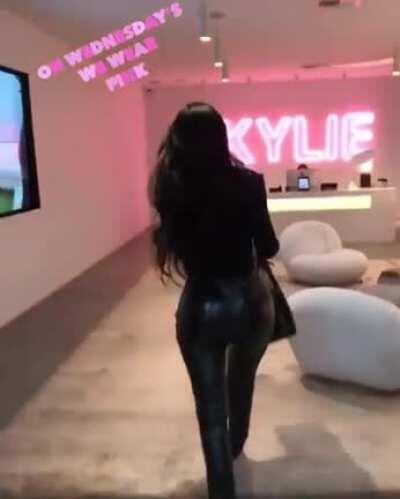 kylie showing off her fake ass in leather pants