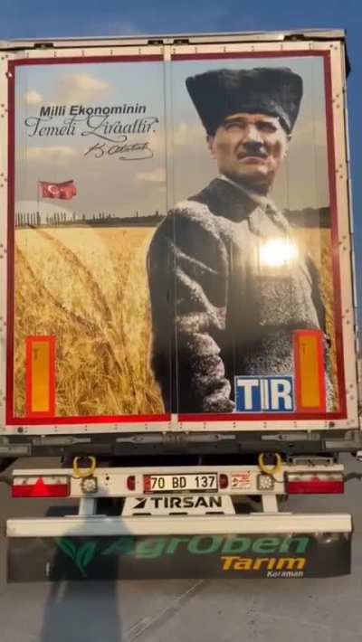 Dorsesindeki Atatürk portresine “Deden mi?” diyerek dalga geçen bir kişiye; tır şoförünün nazik cevabı: