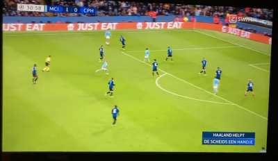 The ref drops his spray foam and haaland picks it up in the middle of the attack and quickly hands it back.