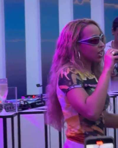 Tinashe Delivers a Powerful Performance of 'Nasty' at The Surf Lodge!