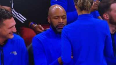 [Highlight] Magic Head Coach Jamahl Mosley gets a whiff of smelling salt during the game.