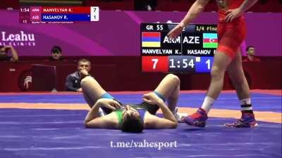Azeri sportsman shows 0 sportsmanship to the Armenian sportsman who he lost to, and starts to hit him... ridiculous behavior