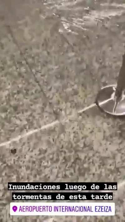 [EZEIZA] Inundación en el hall del aeropuerto después de la lluvia de hoy
