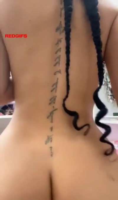 Slim in the front, caked in the back 🤤