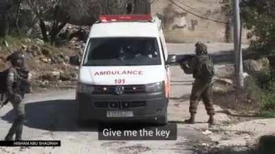 🇵🇸#Palestine Israel offence forces continued to commit crimes and violations against Palestinian medical crew and even hospitals. [ 📽 @hishamabushaqra ] IOF raided an ambulance and attacked another one in a separate incident while assisting a wounded pers