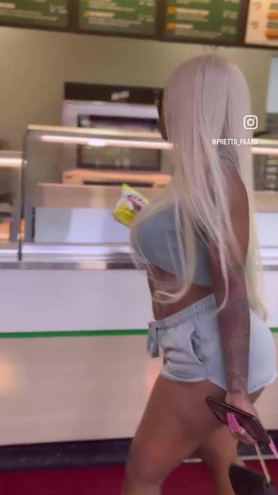 Imagine ordering your sub and she walks in lol