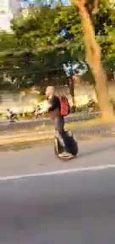 Todo corpo que está em movimento tende a....