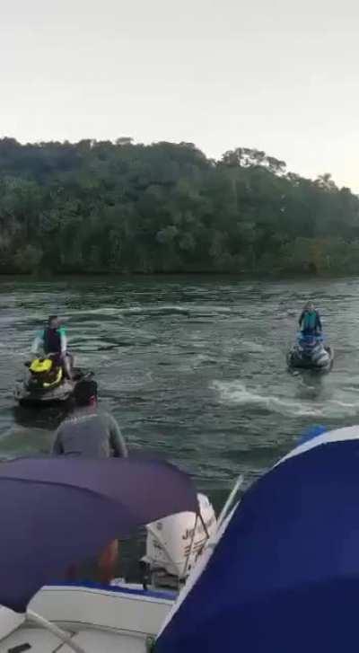 Não me surpreende esse vídeo do pessoal ouvindo música alta e xingando quem quer que seja que peça para eles abaixarem o som seja no brazil. Pelo menos dessa vez eles tiveram o que merecem.