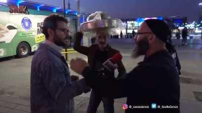 Bana dindar olmakla cahil olmanın farkını öğreten sakallı amca, keşke herkes senin gibi düşünebilse.