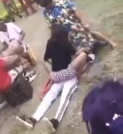 Kamerun'da bir gelenek. Evlenecek olan adama baldızları bunu yapıyor ve eğer erkek erekte olursa düğün iptal ediliyormuş. Türkiyede olsa baldızı hamile birakirlar aq.