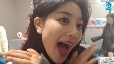 210410 - Jihyo sending a kiss (+ TWICE)