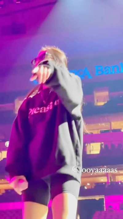 Dallas is so lucky to see jennie's cameltoe