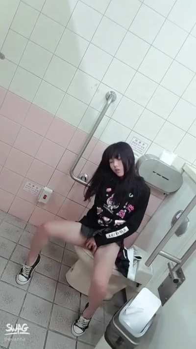 swag Quanna public restroom rubbing