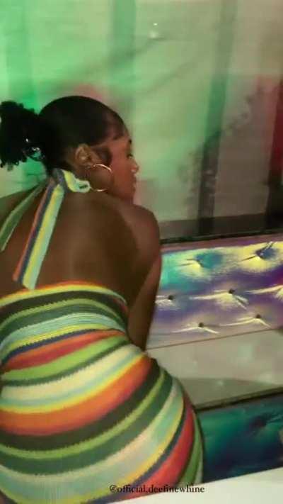 Spring feeling @official.deefinewhine