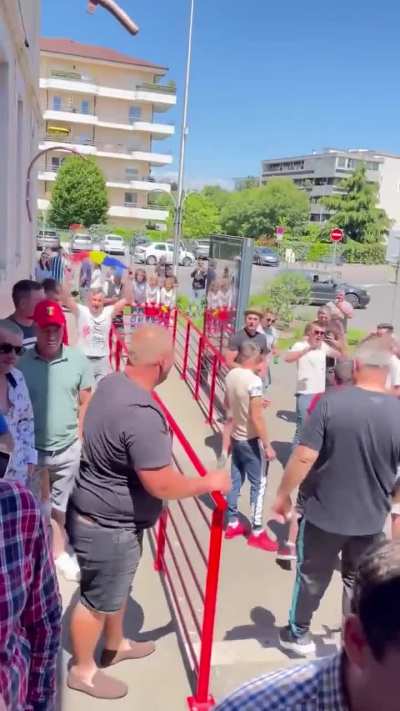 Susținători AUR la o secție de vot din Franța