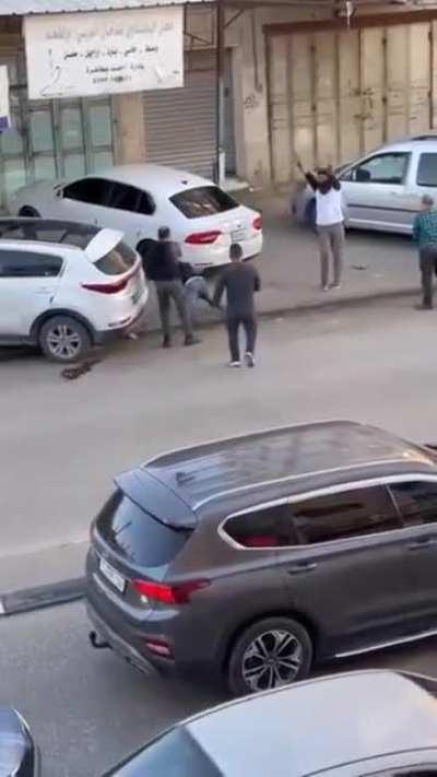 Palestinian man tries to take a gun from an Israeli Magav officer and gets shot in retaliation (02/12/2022)