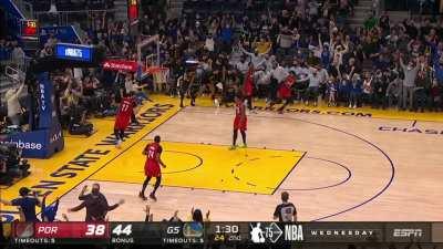 [Highlight] Draymond finds Steph in the crowd and Steph the three