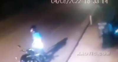 In August 2022, a thief tries to grab the phone of a professional kickboxer.