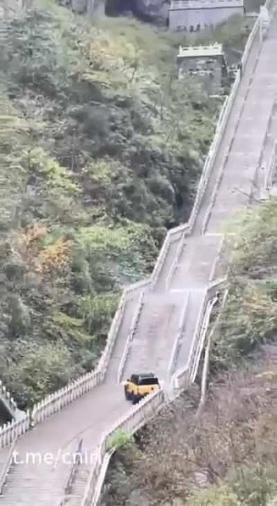 11月12日 奇瑞 风云 X3l 某车手驾驶 奇瑞 汽车 挑战 张家界 天门山 999级 天梯