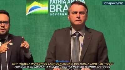 Bolsonaro diz que o HIV não foi combatido quando surgiu porque atingia pessoas com 'comportamentos sexuais diferenciados' e usuários de drogas, que na África 'não existe nada' e que há uma conspiração global contra o que ele chama de 'tratamento imediato 