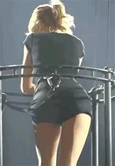 Tay moving her ass
