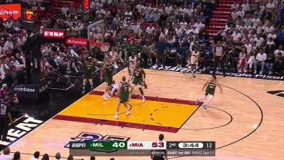 [Highlight] Jimmy Butler with a tough layup shot over Brook Lopez!