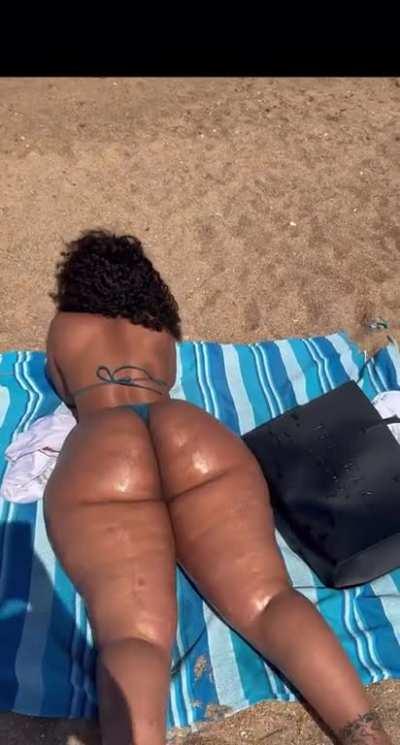 what y’all doing if you see this at the beach?🔥