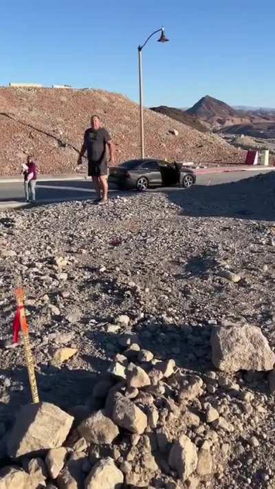 Racist guy attacks construction workers, Las Vegas