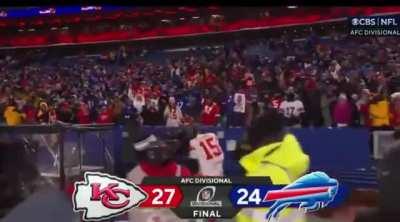 [Highlight] Angry Buffalo Bill's fans throwing snowballs at Mahomes after loss