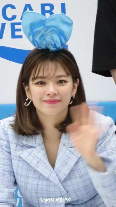 Jeongyeon - light blue head bow, plaid suit jacket, 👋
