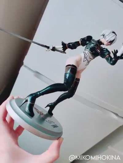 I made this #2b figure myself from #NieRAutomata :) 3D printed, primed, hand painted, assembled and varnished. Quite proud of the final result, it's my first self-made figure ever! ❤️