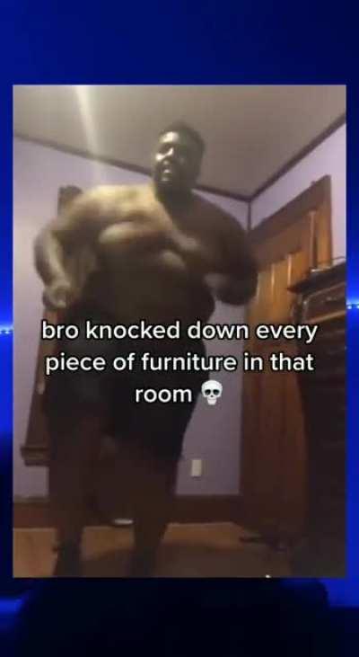 ha tirado todos los muebles de la casa