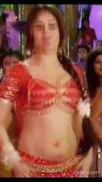 Jiggle Jiggle !!! . Who all want kareena to make another item song