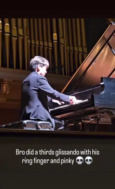 Seong-Jin Cho plays a glissando in thirds using 4-5