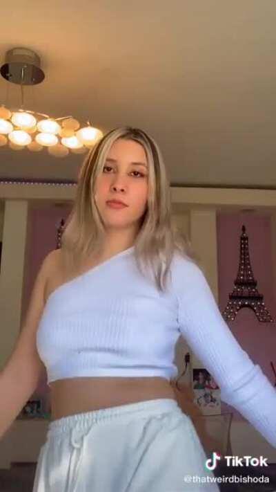 Se le ven los pezones están negros 😅😍