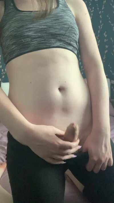 not often you see a girl at the gym with a bulge like this 😳