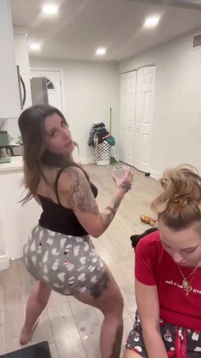 It’s Kaai live twerk comp pt3 (sorry bout the quality it’s outta my control)