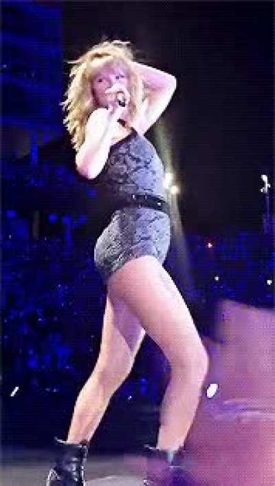 Taylor Swift always looks so tempting just perfect to share