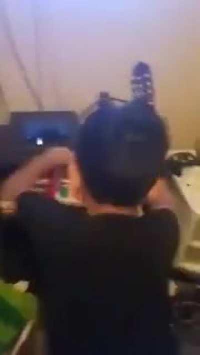 Crianças que jogam Fortnitro