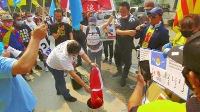 10/01 In front of Chinese Consulates General in San Francisco. Content not suitable for children.