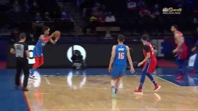 [Highlight] Ben Simmons flies in and destroys the Charlie Brown Jr. shot out of bounds