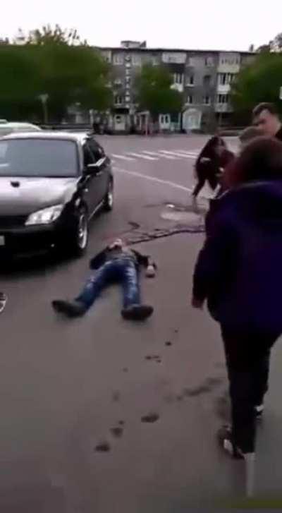 Dude knocks out 3 people attacking, bodies hit the floor