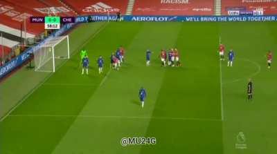 Edinson Cavani almost scores with his first touch vs Chelsea