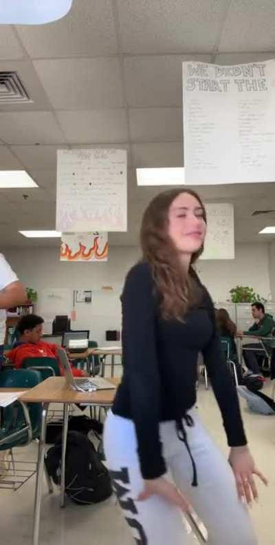 Dudes trying hard not to look🤣