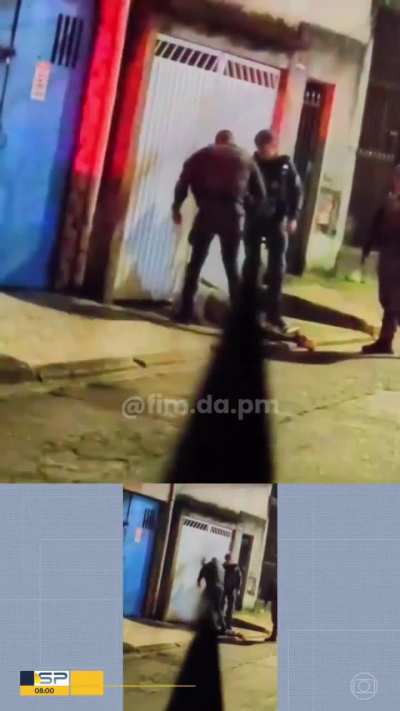 PMs de SP espancam homem caído e rendido.