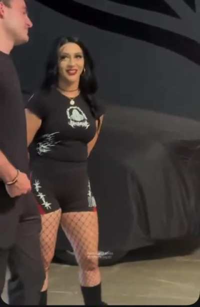 Stephanie Vaquer in a nice pair of shorts