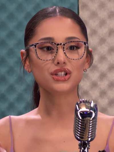 Ariana Grande's mouth is erotic. Those plump glossy lips!