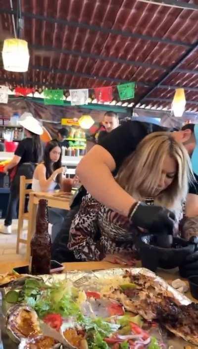 Yo muriendome de sed esperando el relleno de Coca Cola. El mesero: