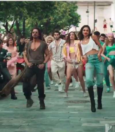 Ngl, it’s looking like I am watching some influencer’s lip sync dance reel, ekdum TikTok wali vibe.. Mano ya na mano SRK ka magical presence nahi hai is movie me..