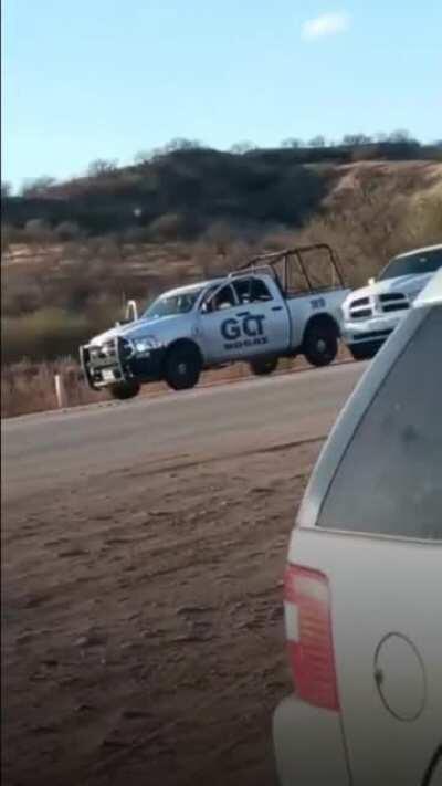 Policia disparando hacia una camioneta blindada que supuestamente cargaba armas. En Nogales.